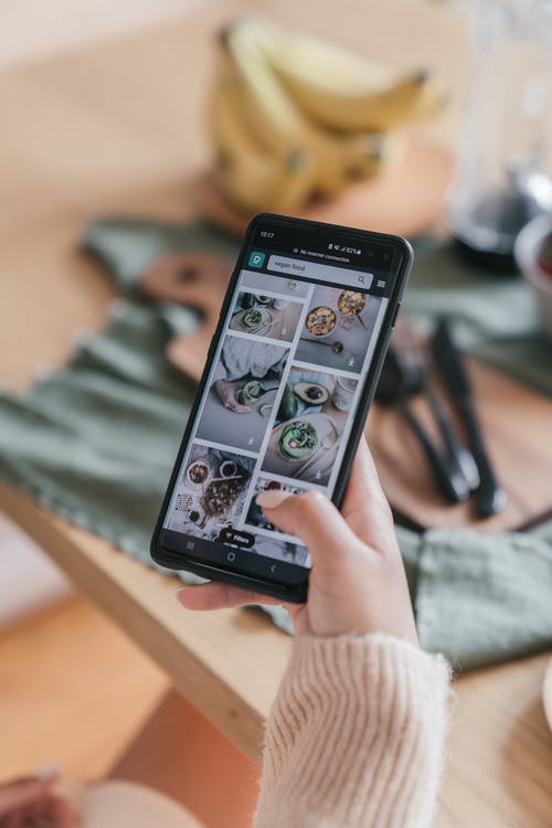 有关3C用品, 上网, 垂直拍摄的免费素材图片