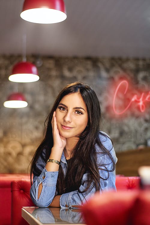 有关坐, 女人, 室内的免费素材图片