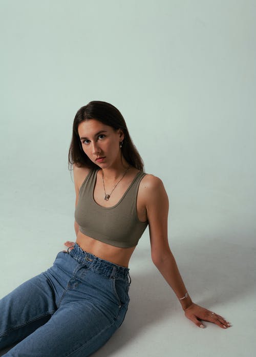 有关坐, 垂直拍摄, 女人的免费素材图片