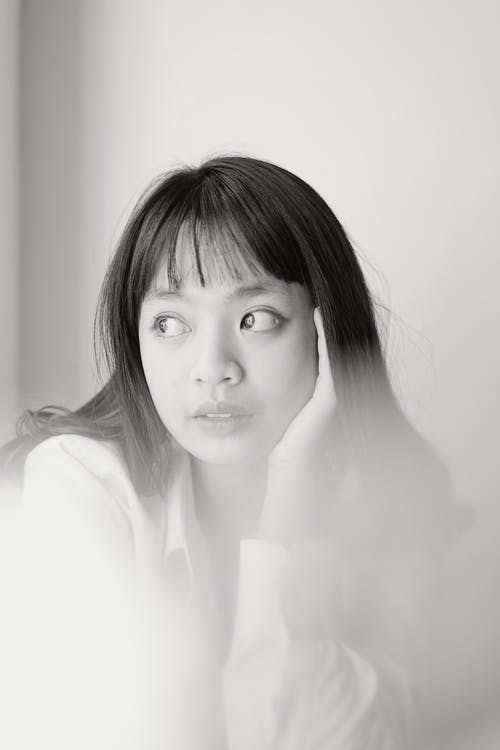 有关垂直拍摄, 年轻, 手放在脸上的免费素材图片