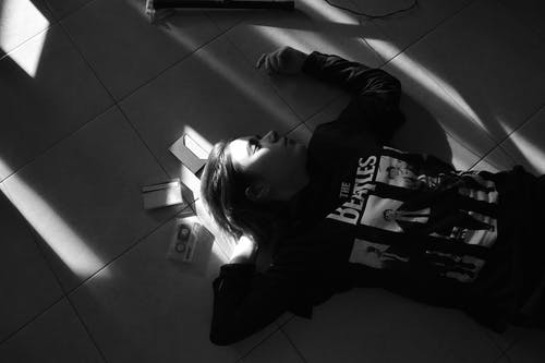 有关女人, 放下, 灰阶的免费素材图片