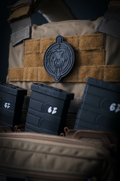 有关垂直拍摄, 子弹背心, 枪弹匣的免费素材图片