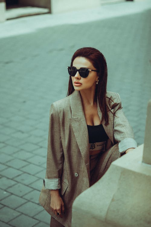 有关光鲜亮丽, 垂直拍摄, 墨镜的免费素材图片