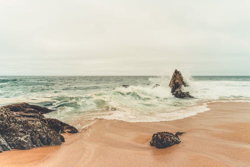 有关岩層, 海濱, 海灘的免费素材图片