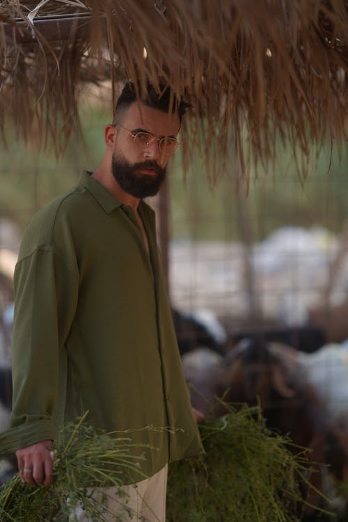 有关垂直拍摄, 握住, 有胡子的人的免费素材图片