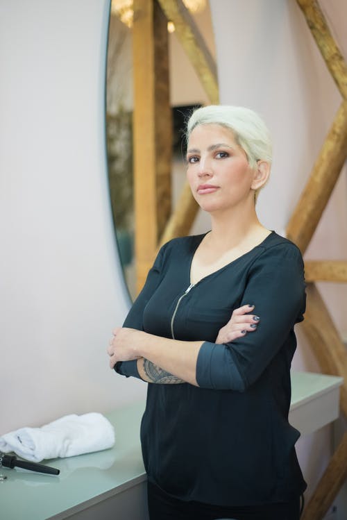 有关人, 双臂交叉, 垂直拍摄的免费素材图片