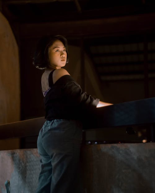 有关休闲装, 垂直拍摄, 看着别处的免费素材图片