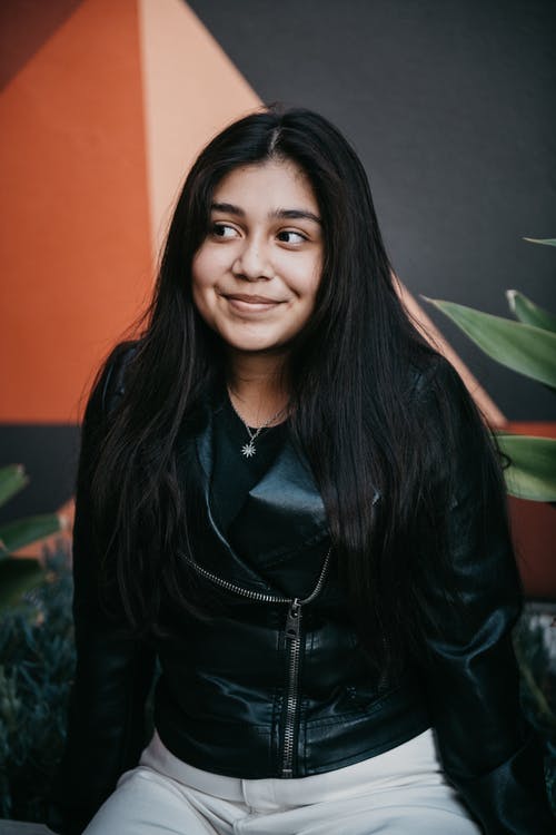 有关坐, 垂直拍摄, 女人的免费素材图片