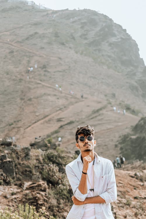 有关人, 垂直拍摄, 墨镜的免费素材图片