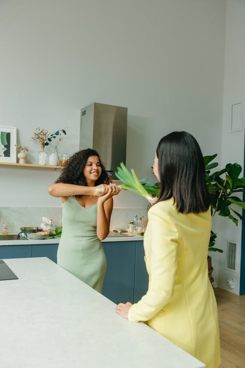 有关厨房内饰, 垂直拍摄, 女性的免费素材图片