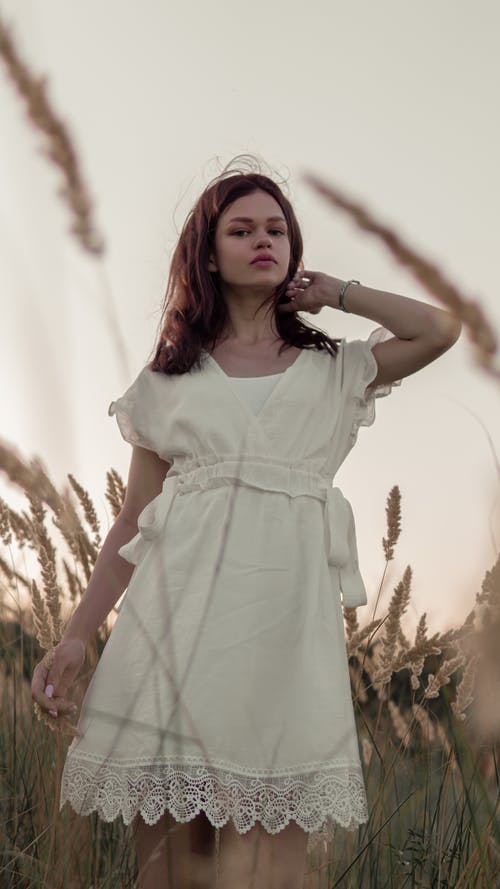 有关低角度拍摄, 吸引人, 摆姿势的免费素材图片