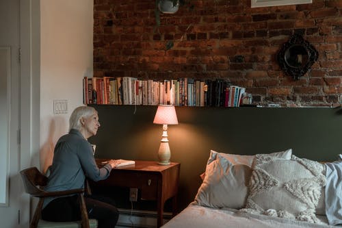 有关不快乐, 伤心, 坐的免费素材图片