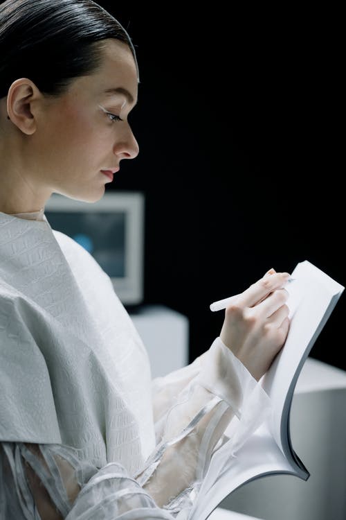 有关侧面图, 严肃, 垂直拍摄的免费素材图片