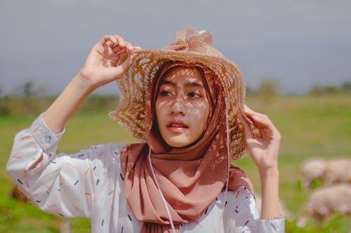 有关太阳帽, 头巾, 户外的免费素材图片