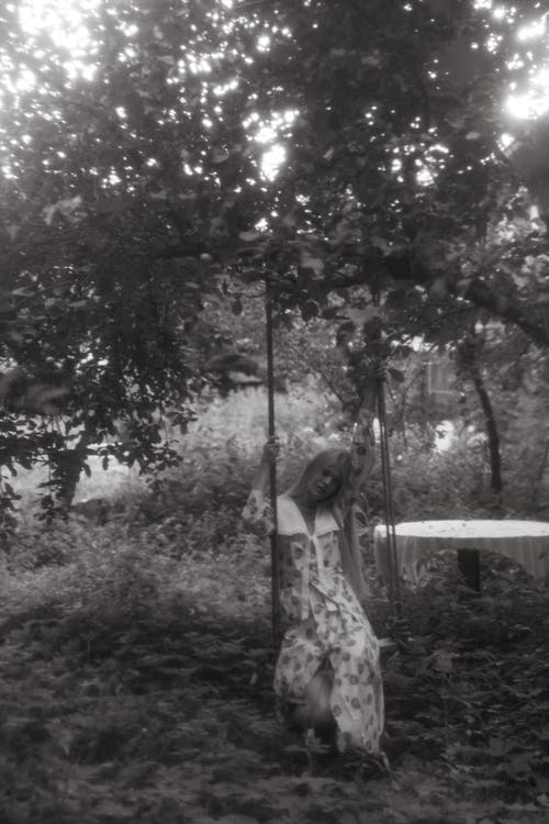 有关单色, 坐, 女人的免费素材图片