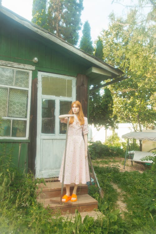 有关垂直拍摄, 女人, 後院的免费素材图片