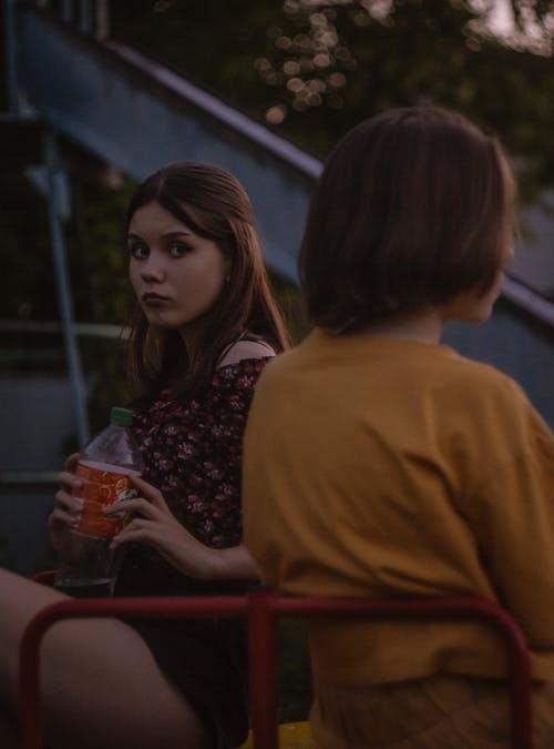 有关坐, 垂直拍摄, 塑料瓶的免费素材图片