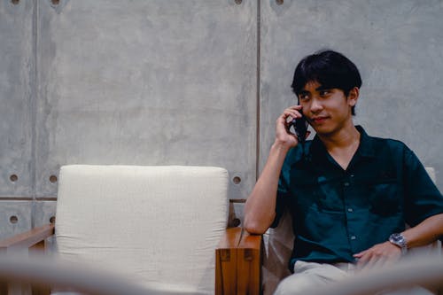 有关人, 坐, 打电话的免费素材图片