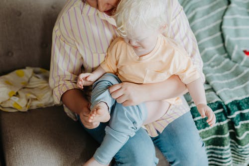 有关儿童, 女人, 室内的免费素材图片