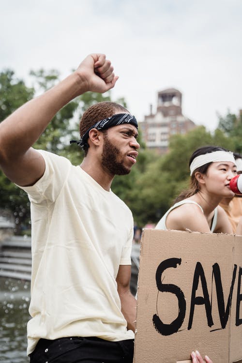 有关举起手臂, 人, 团结的免费素材图片