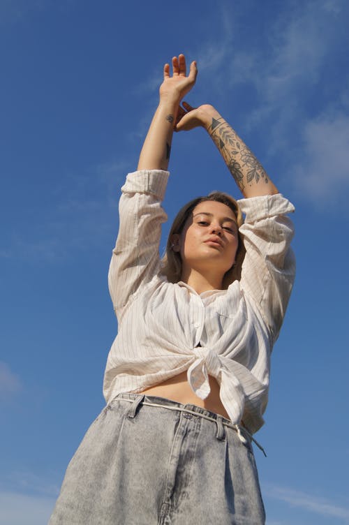 有关举起手臂, 休闲, 低角度拍摄的免费素材图片