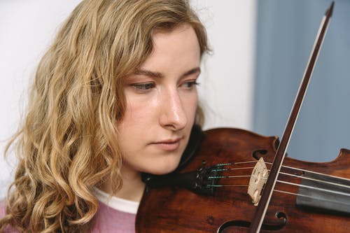 有关女人, 小提琴, 年轻的免费素材图片