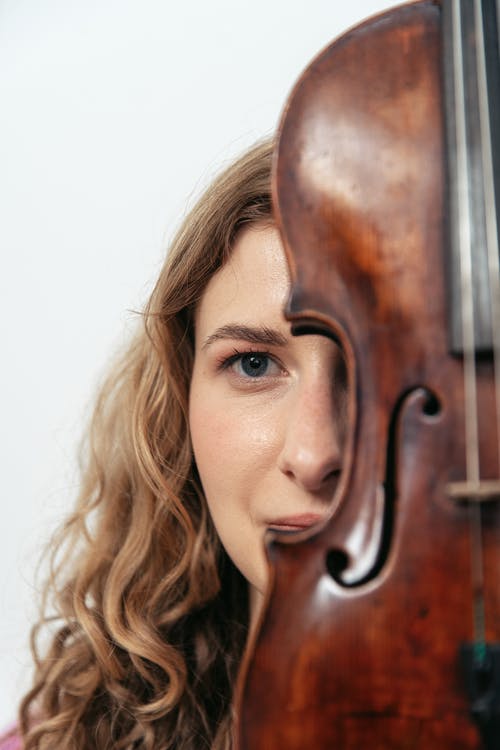 有关垂直拍摄, 女人, 小提琴的免费素材图片