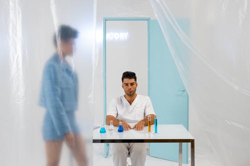 有关人, 坐, 室内的免费素材图片