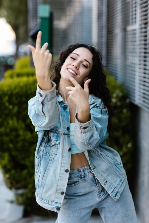 有关垂直拍摄, 女人, 微笑的免费素材图片