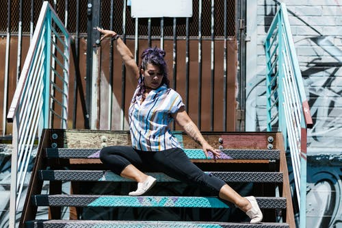 有关坐, 女人, 摆姿势的免费素材图片