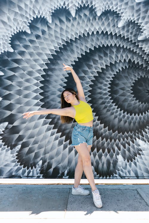 有关举起手臂, 垂直拍摄, 女人的免费素材图片