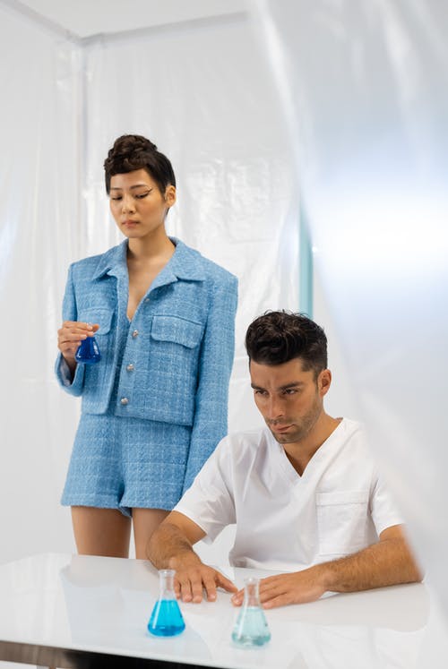 有关人, 坐, 垂直拍摄的免费素材图片