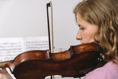 有关女人, 小提琴, 年轻的免费素材图片