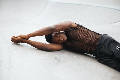 有关侧身, 家伙, 放下的免费素材图片