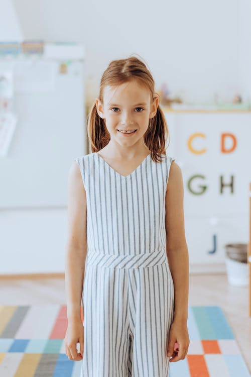 有关垂直拍摄, 女孩, 年轻的免费素材图片