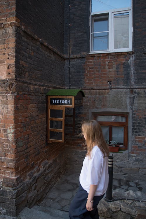 有关垂直拍摄, 女人, 白衬衫的免费素材图片