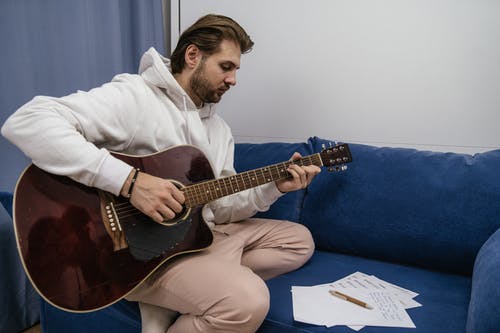 有关人, 原声吉他, 坐的免费素材图片