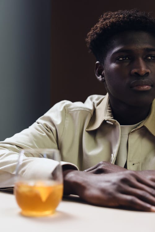 有关人, 垂直拍摄, 摆姿势的免费素材图片