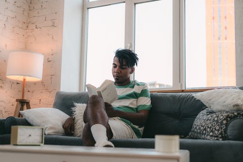 有关人, 坐, 客厅的免费素材图片