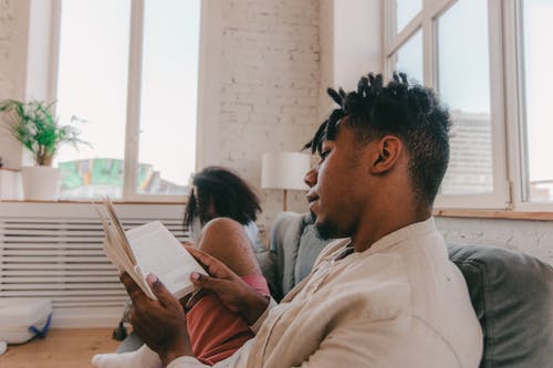 有关一对, 坐下, 室内的免费素材图片