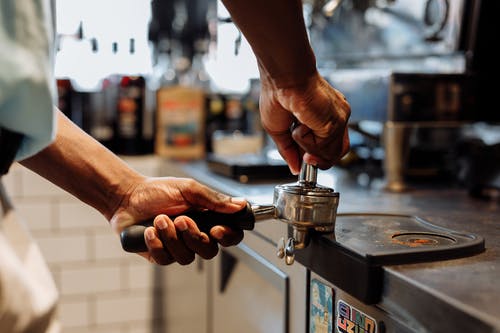 有关咖啡师, 夯实, 手的免费素材图片