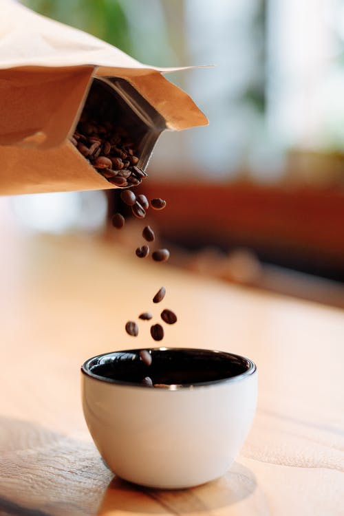 有关倾注, 咖啡豆, 垂直拍摄的免费素材图片
