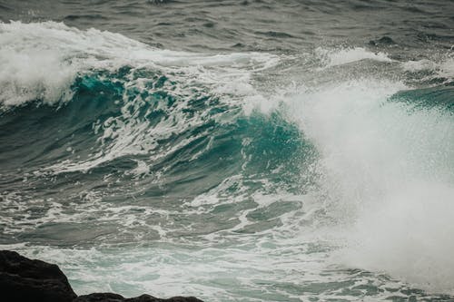 有关招手, 波浪撞击, 海的免费素材图片