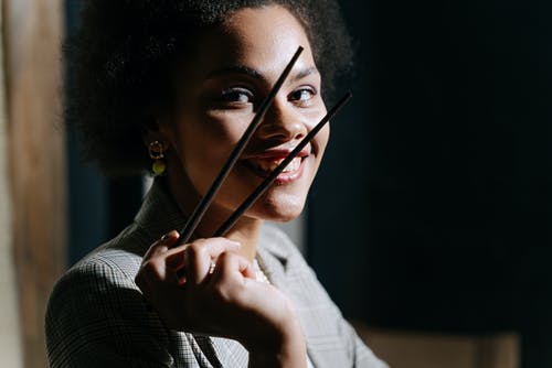 有关微笑, 握住, 筷子的免费素材图片