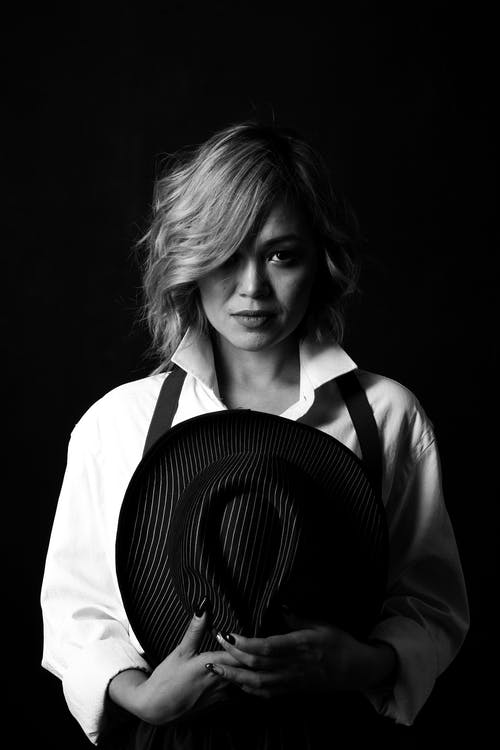 有关單色, 垂直拍摄, 女人的免费素材图片