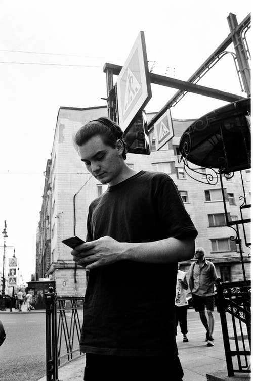 有关3C用品, 人, 单色的免费素材图片