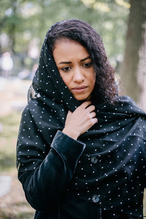 有关圆点花纹, 垂直拍摄, 头巾的免费素材图片