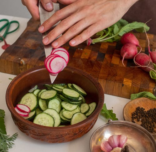 有关刀, 小黄瓜, 新鲜的免费素材图片