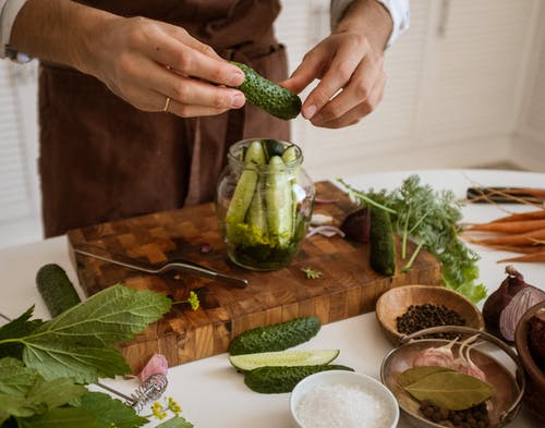 有关小黄瓜, 厨师, 手的免费素材图片