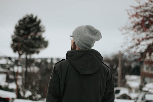 有关（顶部有小羊毛球的）羊毛帽子, 人, 冬季的免费素材图片